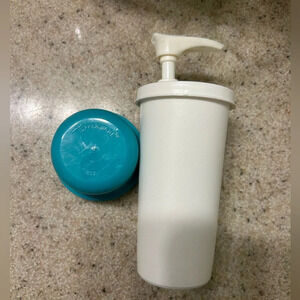 Vintage Tupperware soap / lotion dispenser - works! Turquoise and white.